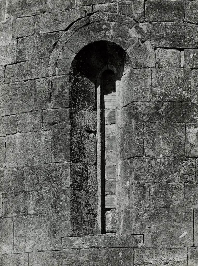 Universit&agrave; di Pisa. Dipartimento di Storia delle Arti , Lucca (dintorni) - Chiesa di S. Bartolomeo di Ruota - monofora absidale