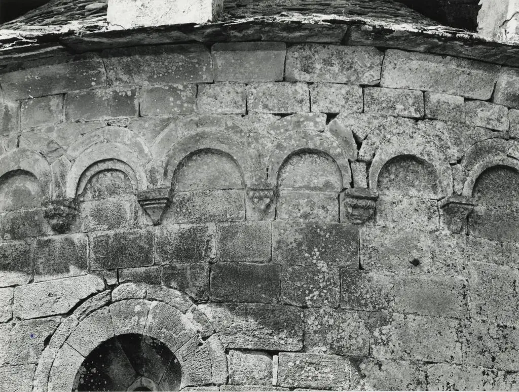 Universit&agrave; di Pisa. Dipartimento di Storia delle Arti , Lucca (dintorni) - Chiesa di S. Bartolomeo di Ruota: part. coronamento absidale