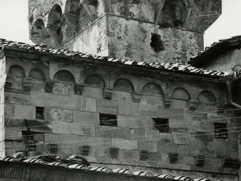 Universit&agrave; di Pisa. Dipartimento di Storia delle Arti , Lucca (dintorni) - Pieve S. Paolo: mensole del braccio sud della croce