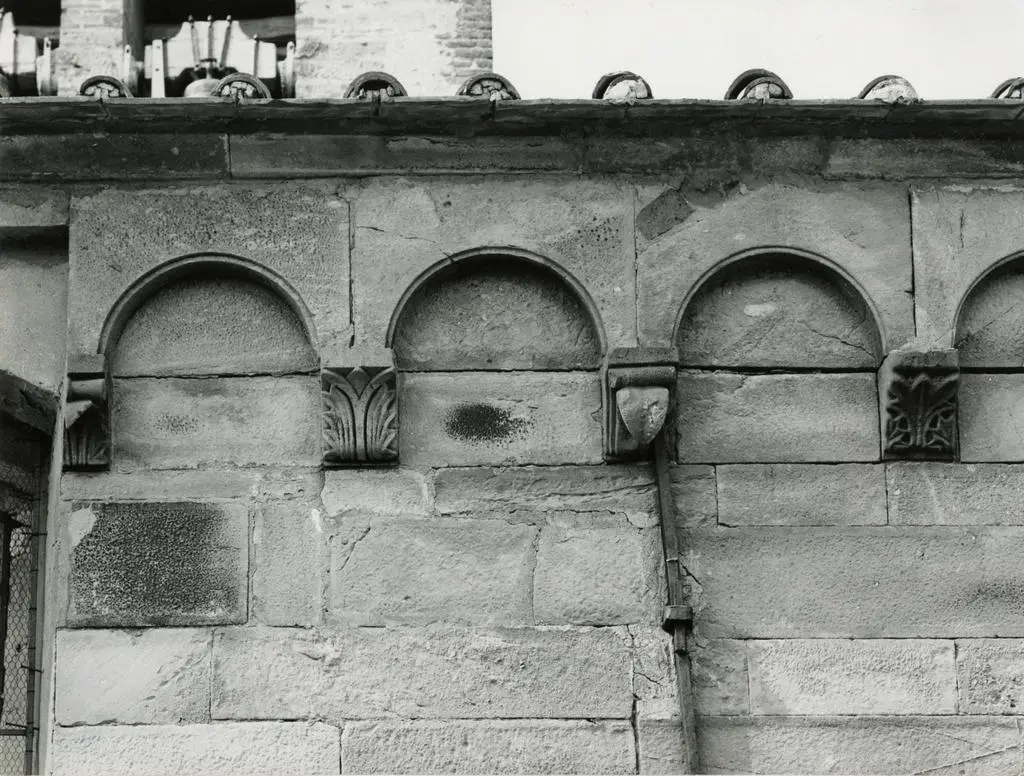 Universit&agrave; di Pisa. Dipartimento di Storia delle Arti , Lucca (dintorni) - Pieve S. Paolo: mensole fianco sud