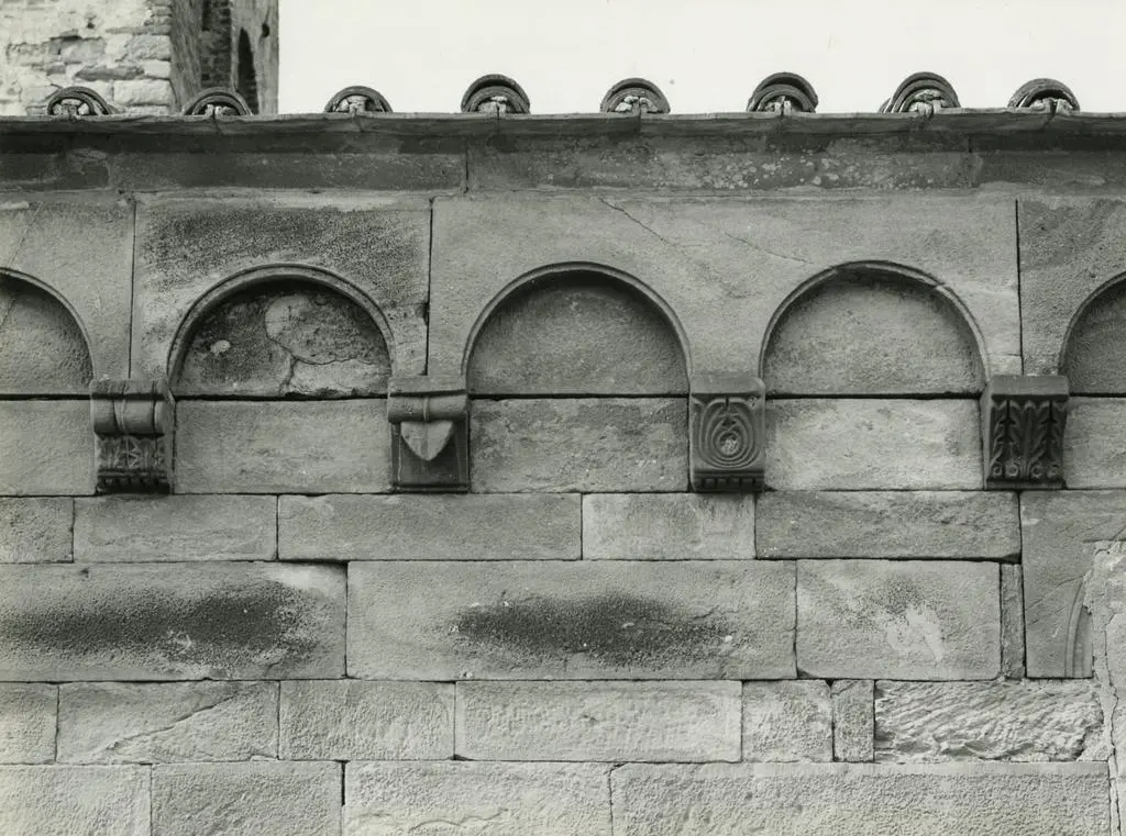 Universit&agrave; di Pisa. Dipartimento di Storia delle Arti , Lucca (dintorni) - Pieve S. Paolo: mensole fianco sud
