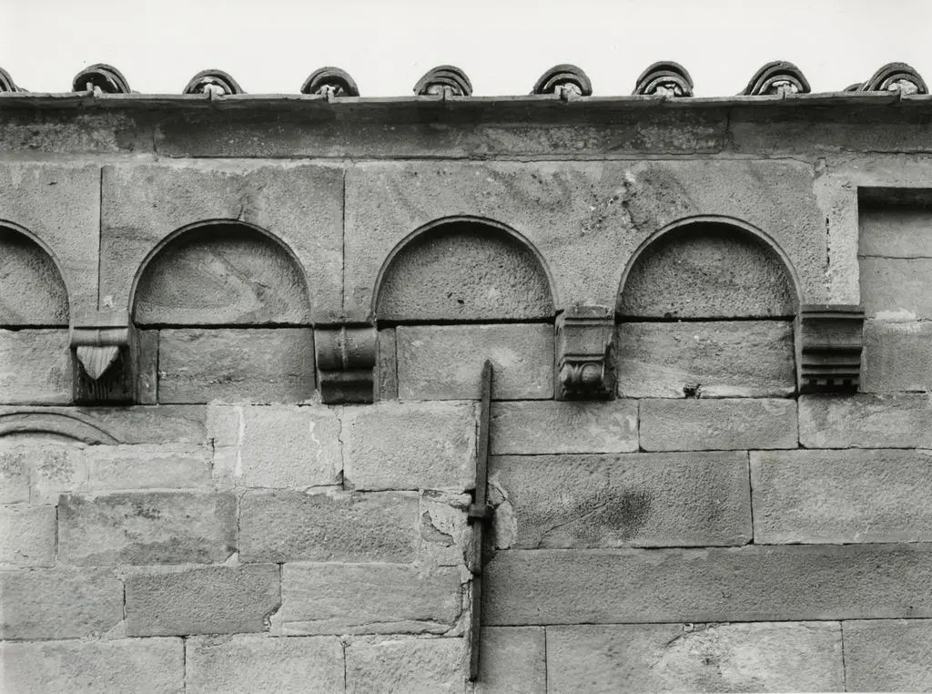 Universit&agrave; di Pisa. Dipartimento di Storia delle Arti , Lucca (dintorni) - Pieve S. Paolo: mensole fianco sud