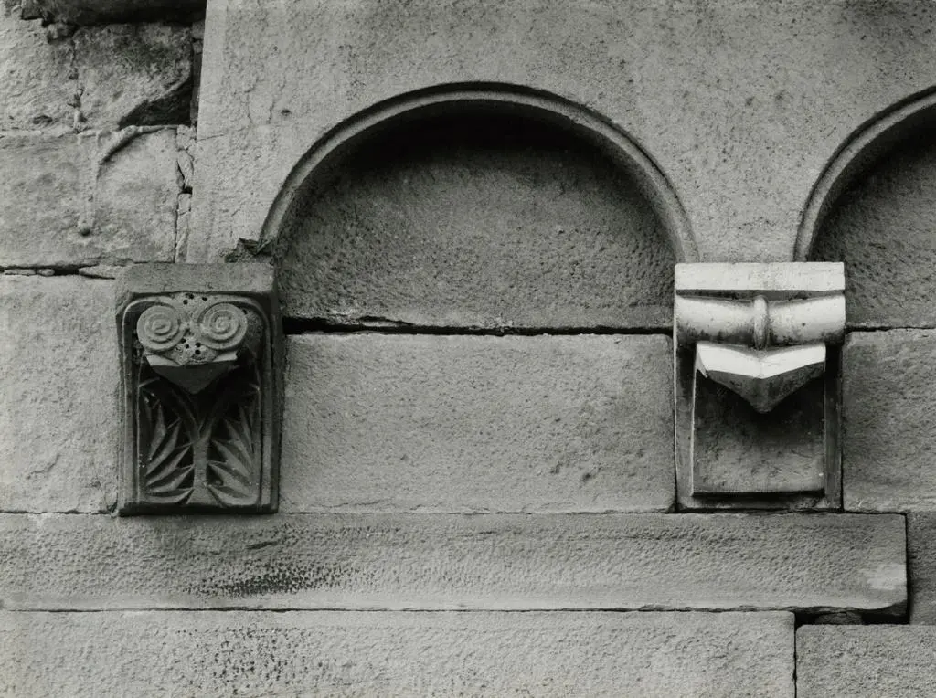 Universit&agrave; di Pisa. Dipartimento di Storia delle Arti , Lucca (dintorni) - Pieve S. Paolo: mensole fianco sud