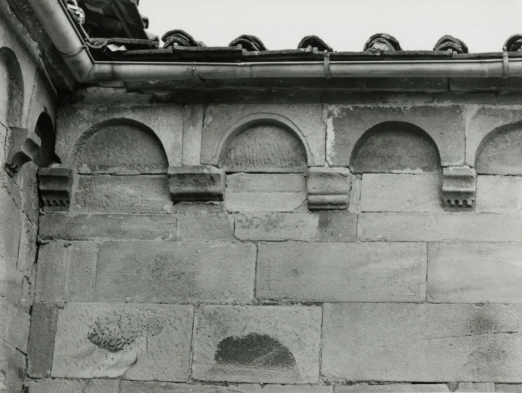 Universit&agrave; di Pisa. Dipartimento di Storia delle Arti , Lucca (dintorni) - Pieve S. Paolo: mensole transetto destro