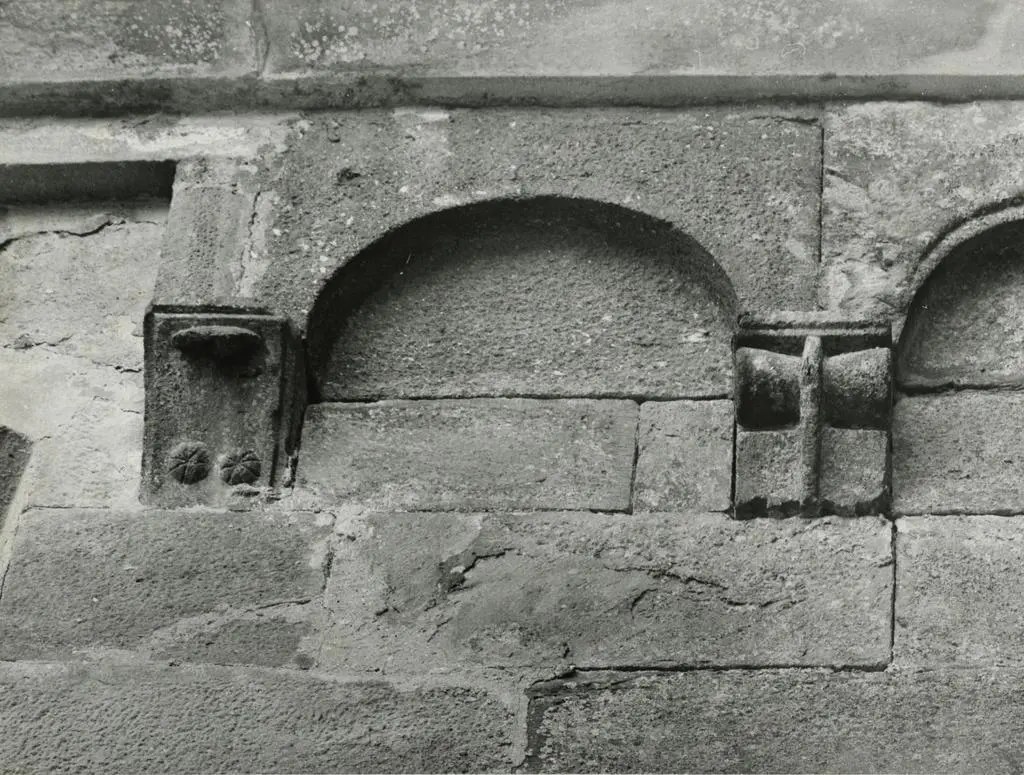 Universit&agrave; di Pisa. Dipartimento di Storia delle Arti , Lucca (dintorni) - Pieve S. Paolo: mensole fianco nord