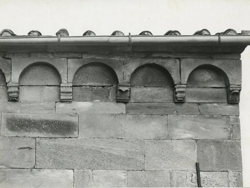 Universit&agrave; di Pisa. Dipartimento di Storia delle Arti , Lucca (dintorni) - transetto destro: mensole Pieve di S. Paolo