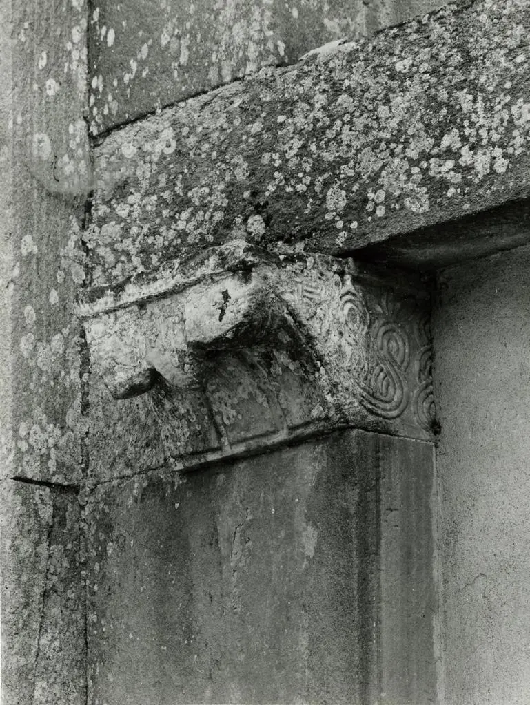 Universit&agrave; di Pisa. Dipartimento di Storia delle Arti , Lucca (dintorni) Chiesa di S. Margherita - Porta fianco nord: part. mensola