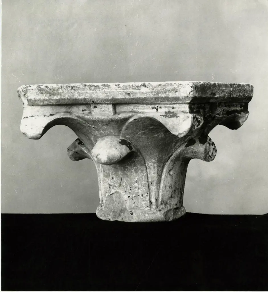 Universit&agrave; di Pisa. Dipartimento di Storia delle Arti , Badia di Cantignano: S. Bartolomeo - capitello conservato nella canonica