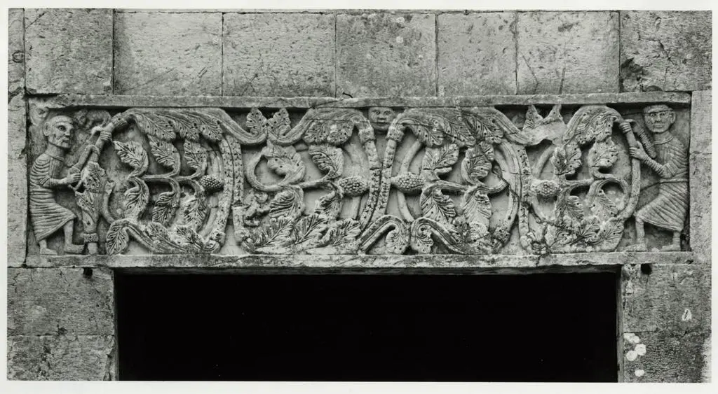 Universit&agrave; di Pisa. Dipartimento di Storia delle Arti , Diecimo (Lu) - S. Maria. Architrave del portale - facciata