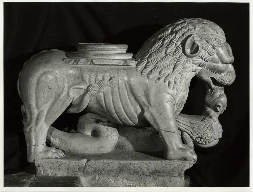 Guidetto, bottega , Leone stiloforo lotta contro un drago bicefalo, Figure maschili, Selva del peccato