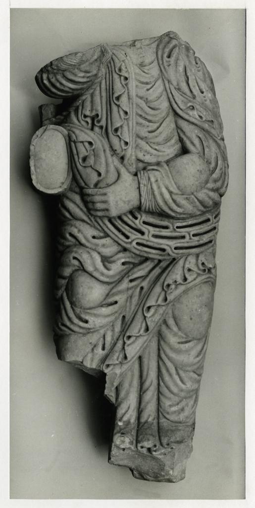 The Metropolitan Museum of Art , Scultore lucchese sec. XII - Frammento di scultura drappeggiata New York, the Metropolitan Museum of Art. The Cloisters