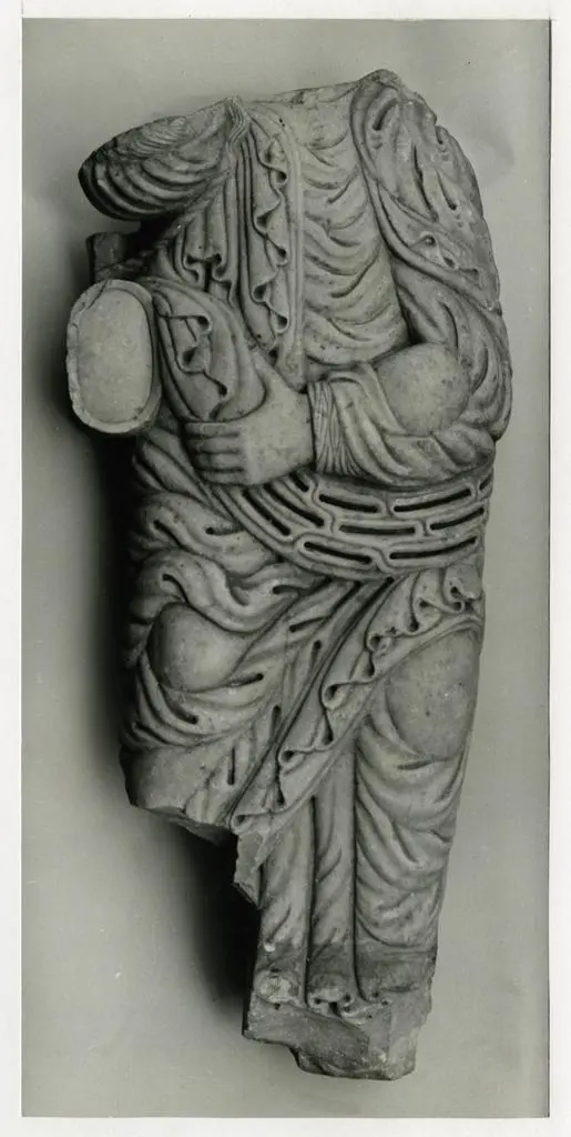 The Metropolitan Museum of Art , Scultore lucchese sec. XII - Frammento di scultura drappeggiata New York, the Metropolitan Museum of Art. The Cloisters