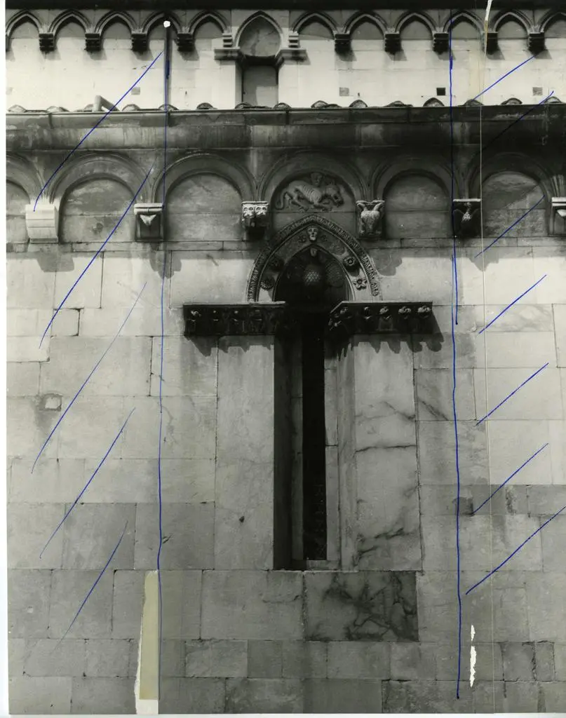 Colombo C. ; Gasperini M. , Monofora del fianco sud del Duomo di Carrara