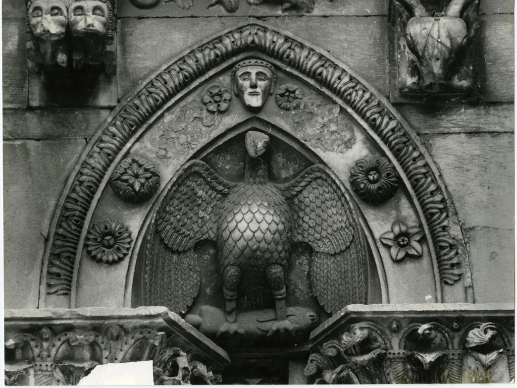 Colombo C./ Gasperini M. , Monofora del fianco sud del Duomo di Carrara, particolare dell'archivolto