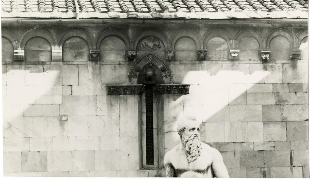 Anonimo , Monofora del fianco sud del Duomo di Carrara