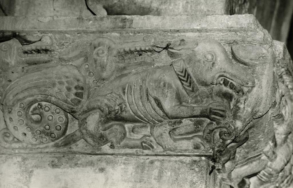 Anonimo , Particolare capitello del pilastro sinistro del presbiterio del Duomo di Carrara, raffigurante una scena di caccia al cinghiale