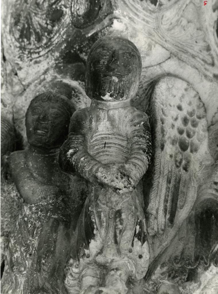 Anonimo , Capitello alla destra del portale principale del Duomo di Carrara con episodi della vita di Abramo, particolare dell'Alleanza tra Dio e Abramo