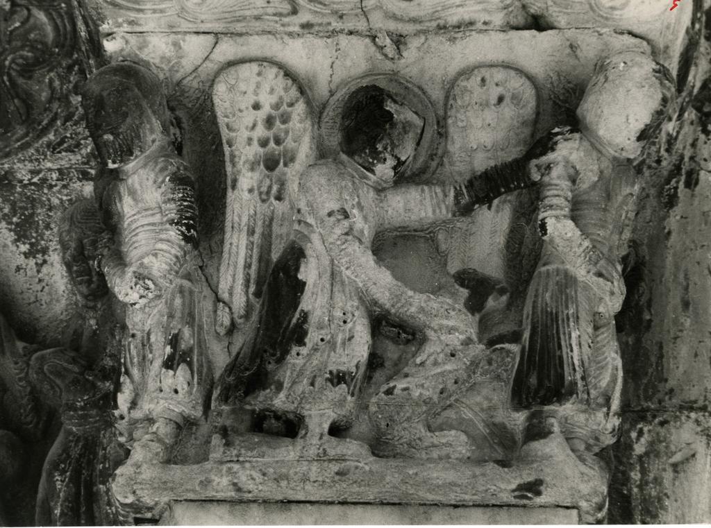 Anonimo , Capitello alla destra del portale principale del Duomo di Carrara con episodi della vita di Abramo, particolare del Sacrificio di Isacco
