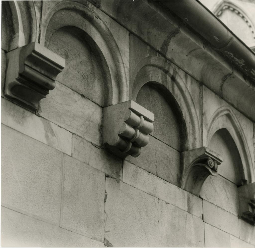 Gasperini M./ Colombo C. , Peducci e archi ciechi di coronamento esterno della navata sinistra presso la prima monofora a destra del Duomo di Carrara
