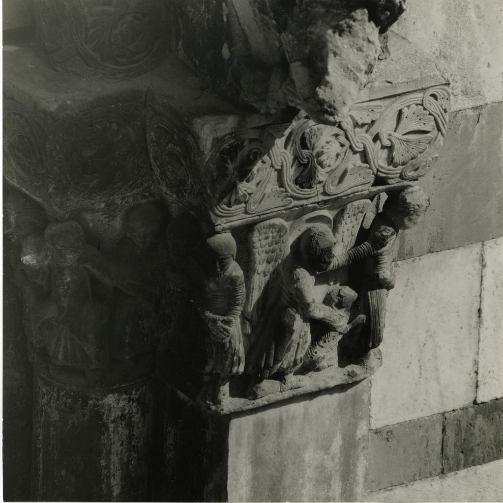 Gasperini M./ Colombo C. , Capitello destro facciata principale