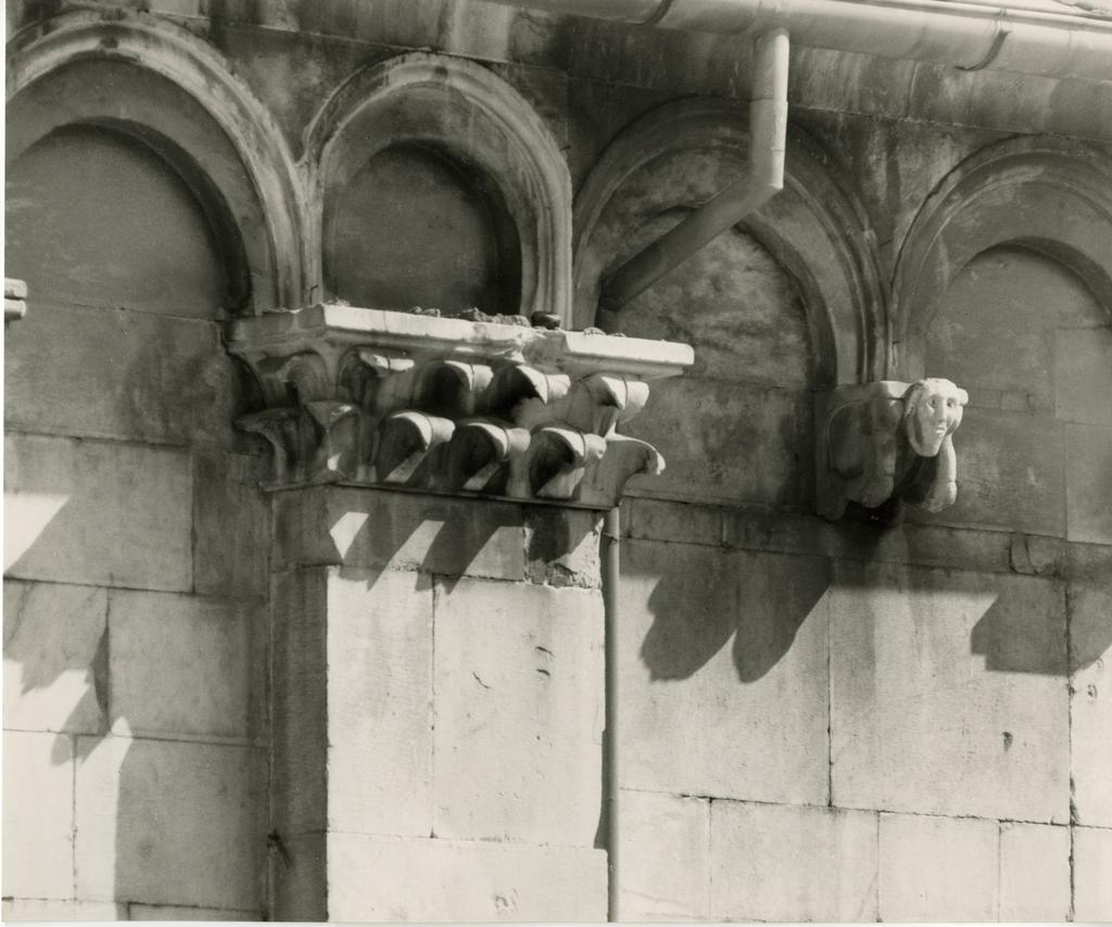 Gasperini M./ Colombo C. , Parte terminale della lesena sulla piazza in corrispondenza del presbiterio del Duomo di Carrara