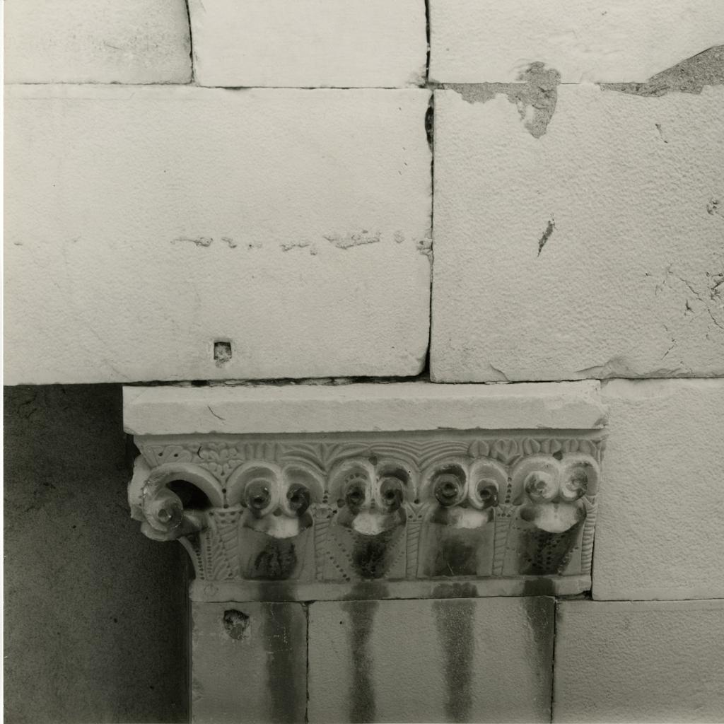 Gasperini M./ Colombo C. , Fregio con decorazioni geometriche e girali vegetali dell'imposta dell'architrave della porta, oggi chiusa, sulla chiostra del Duomo di Carrara