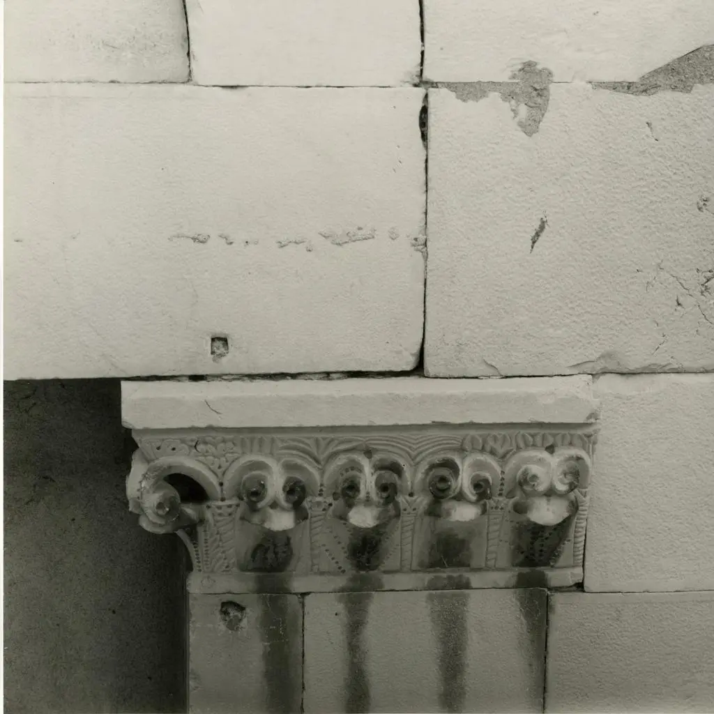 Colombo C./ Gasperini M. , Fregio con decorazioni geometriche e girali vegetali dell'imposta dell'architrave della porta, oggi chiusa, sulla chiostra del Duomo di Carrara