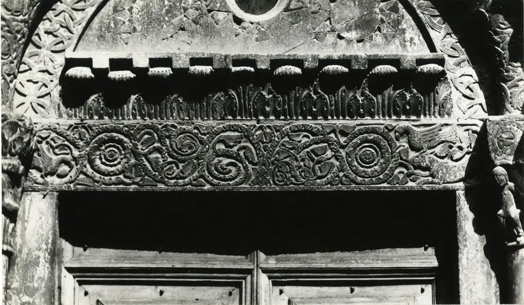 Anonimo , Veduta frontale della parte superiore del portale principale del Duomo di Carrara