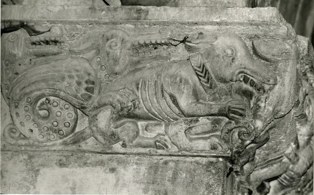 Anonimo , Particolare capitello del pilastro sinistro del presbiterio del Duomo di Carrara, raffigurante una scena di caccia al cinghiale