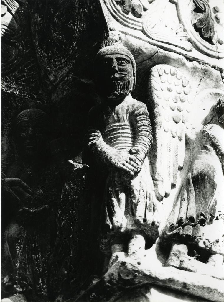 Gasperini M./ Colombo C. , Capitello alla destra del portale principale del Duomo di Carrara con episodi della vita di Abramo, particolare dell'Alleanza tra Dio e Abramo