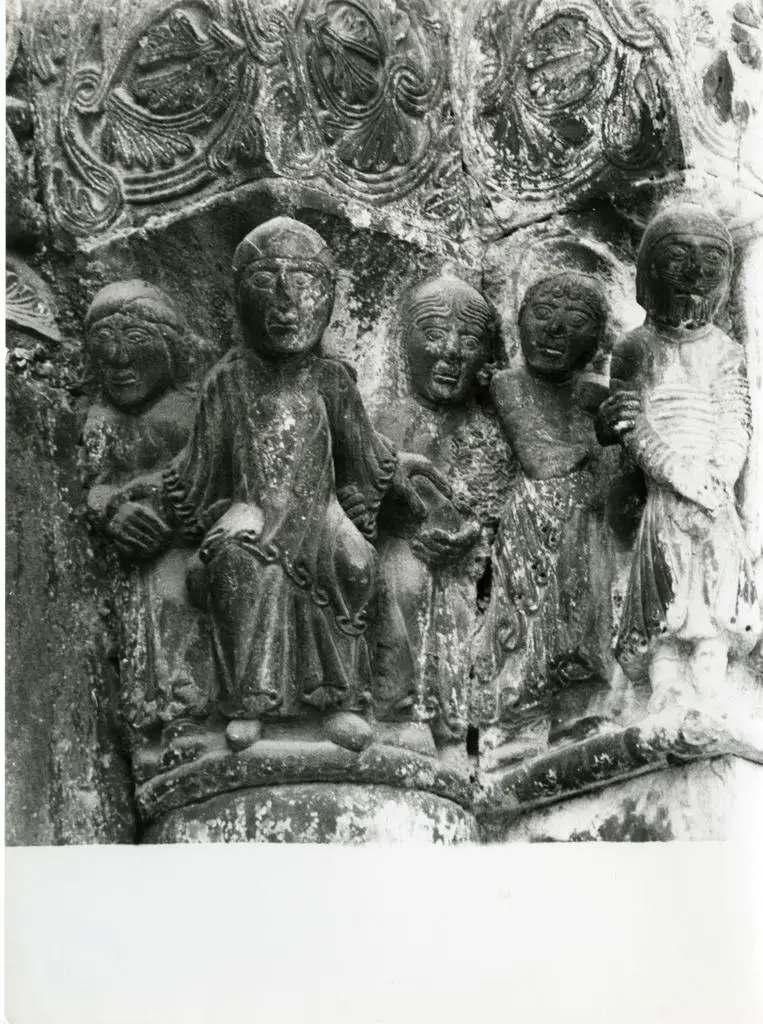 Colombo C./ Gasperini M. , Capitello alla destra del portale principale del Duomo di Carrara con episodi della vita di Abramo