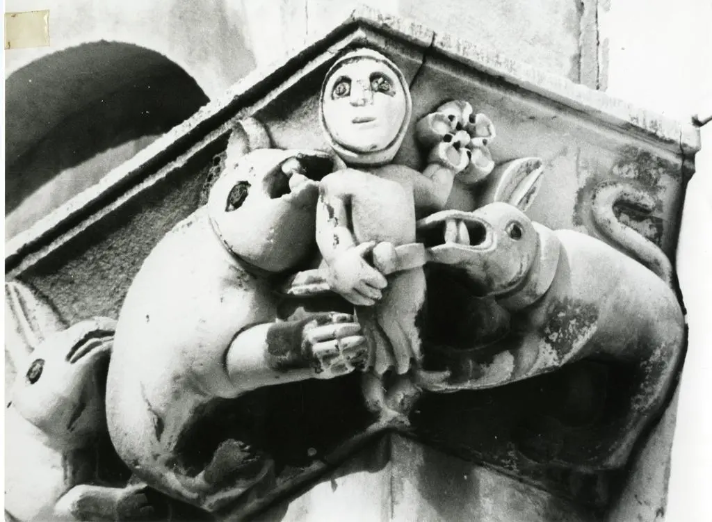 Colombo C. ; Gasperini M. , Bestiario della cornice orientale verso l'abside del Duomo di Carrara