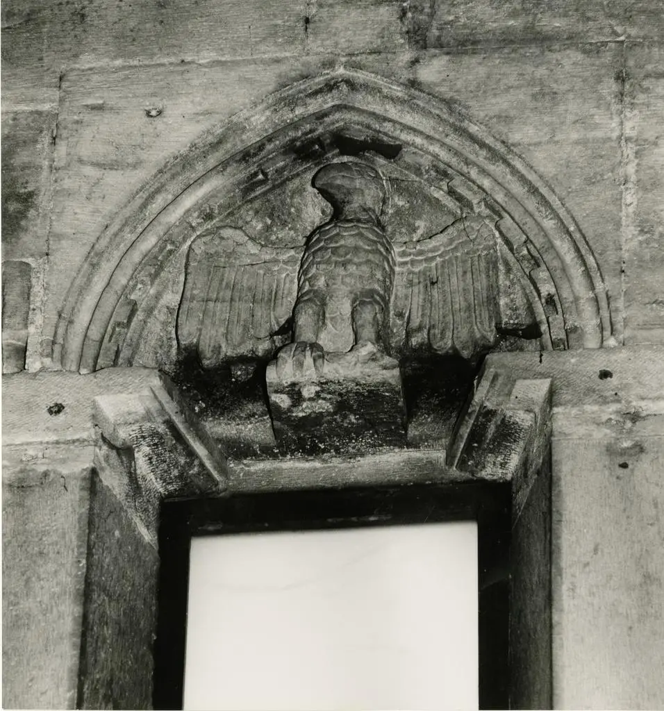 Colombo C./ Gasperini M. , Aquila nell'ogiva della terza monofora della parete sinistra della navata centrale del Duomo di Carrara