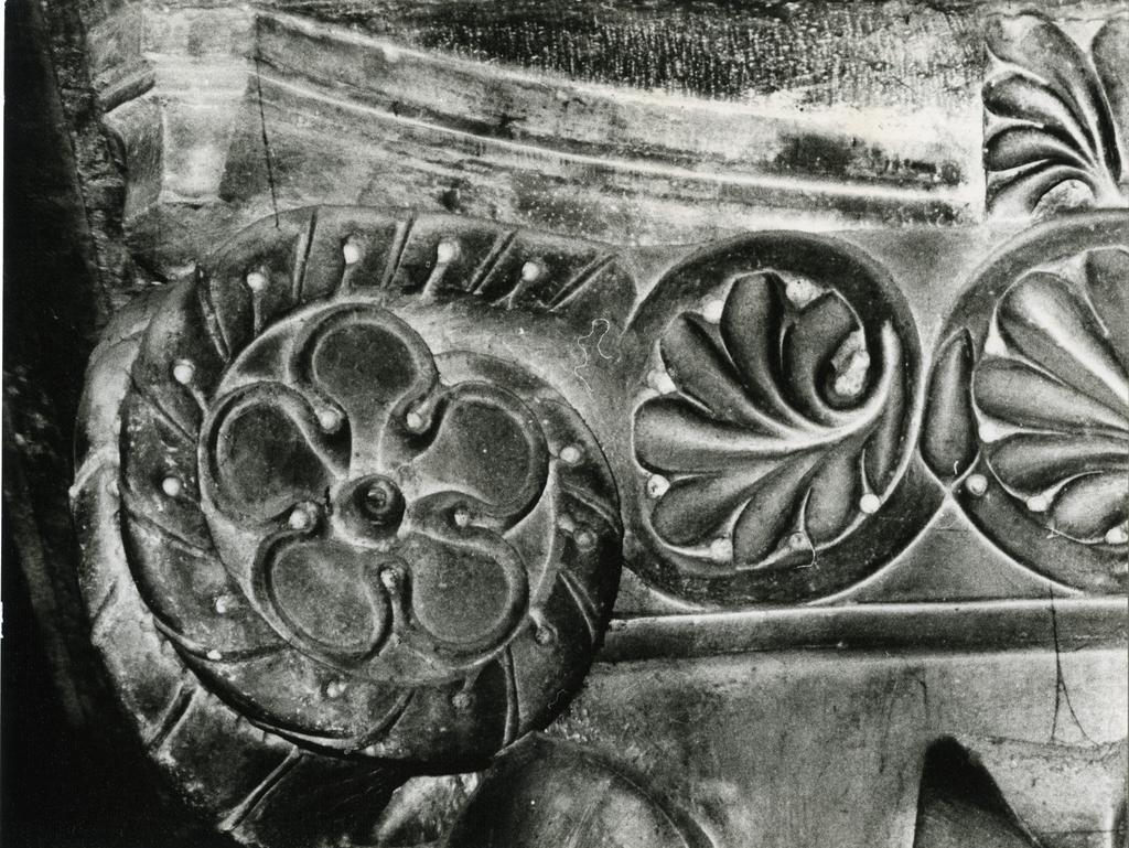 Anonimo , Capitello sinistro nel presbiterio del Duomo di Carrara, particolare