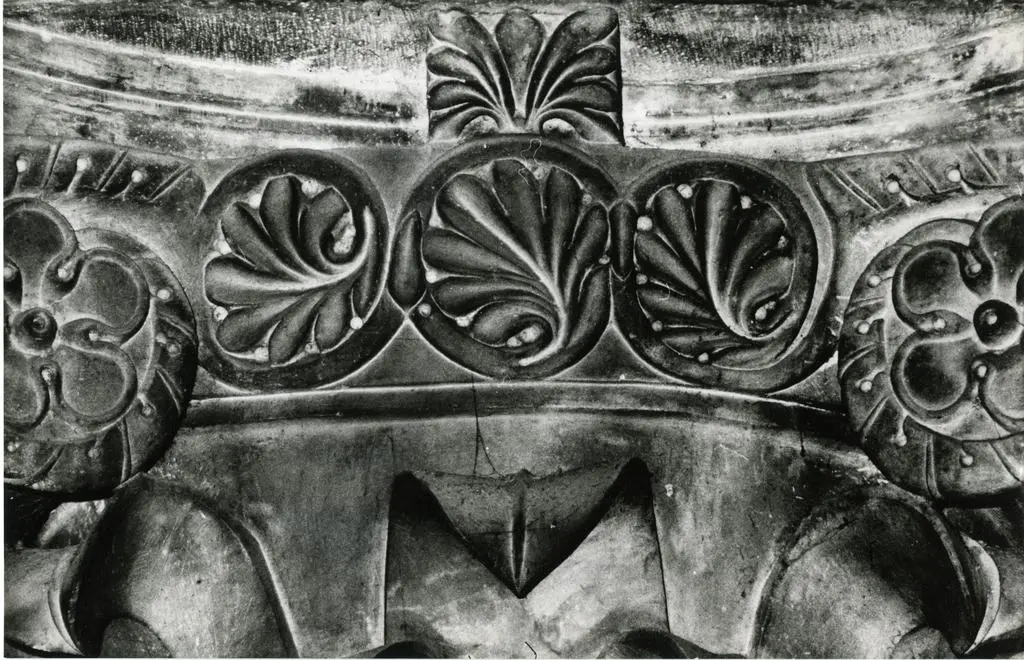 Anonimo , Capitello sinistro nel presbiterio del Duomo di Carrara, particolare