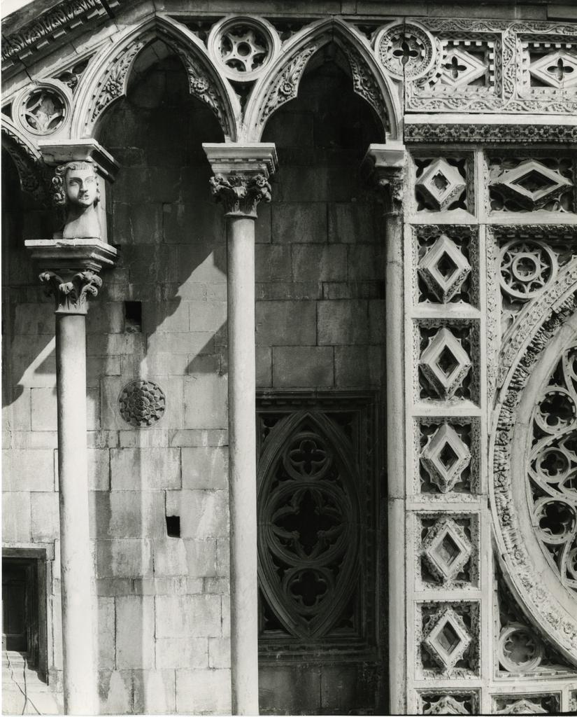 Anonimo , Loggia di facciata del Duomo di Carrara, particolare