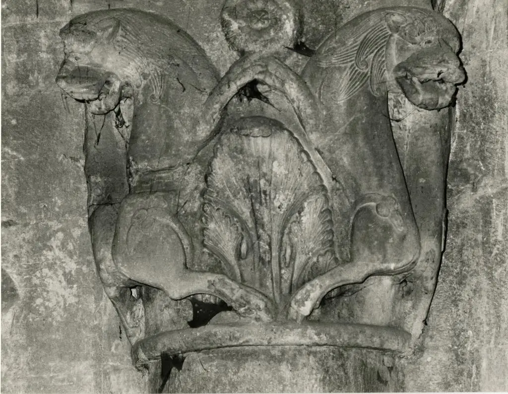 Colombo C./ Gasperini M. , Capitello a sinistra di retrofacciata con i leoni