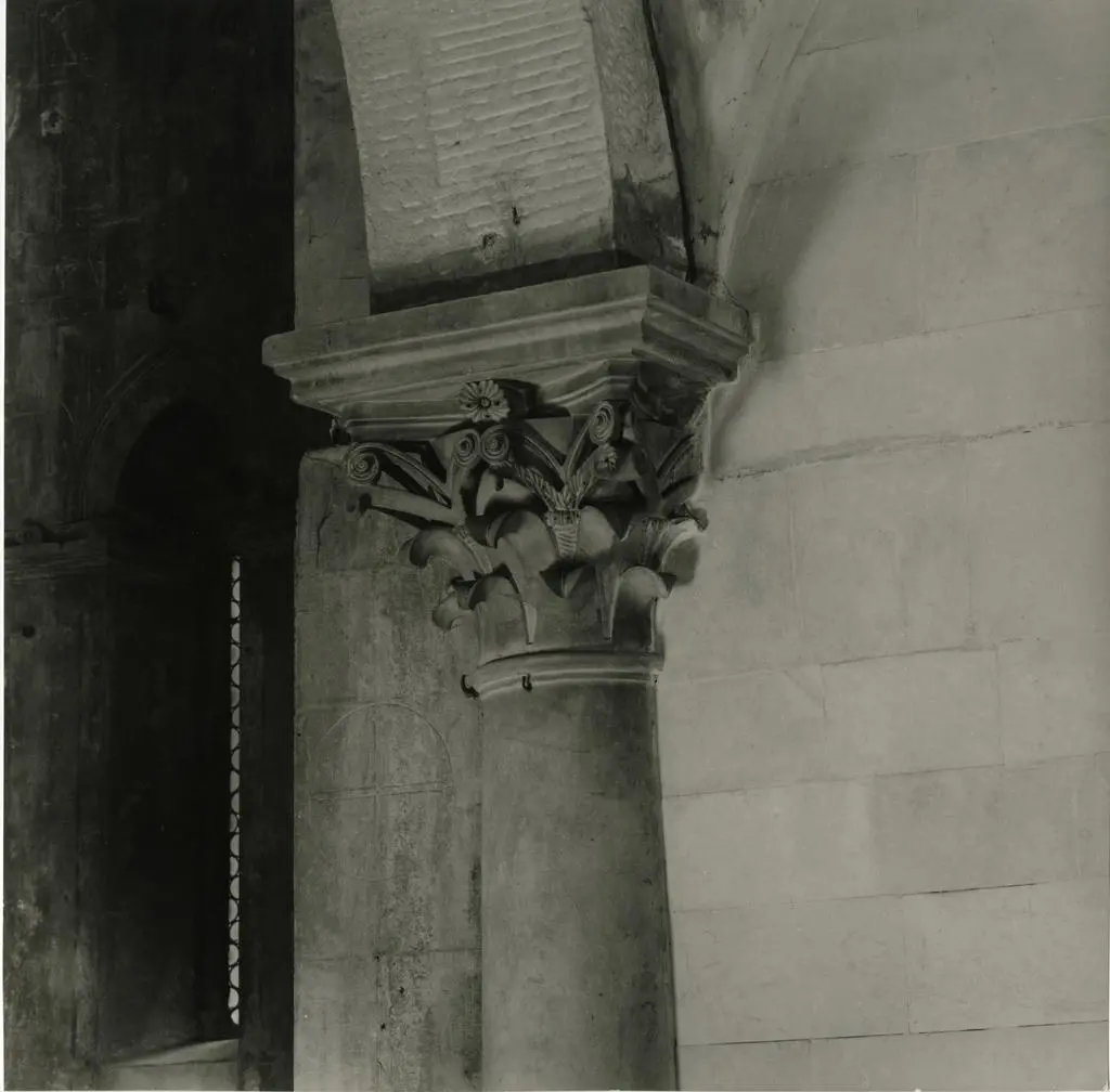 Colombo C./ Gasperini M. , Capitello destro presso l'abside del Duomo di Carrara