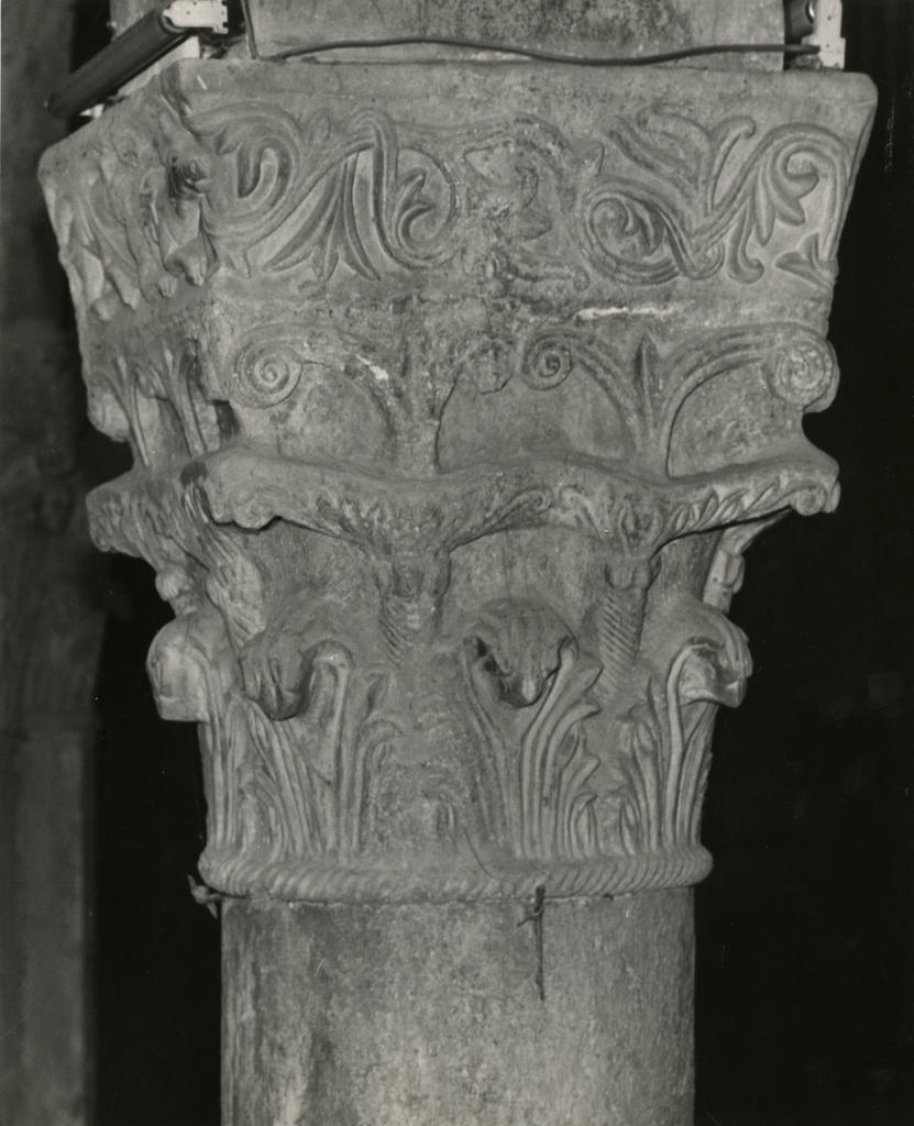 Anonimo , Quarto capitello a destra all'interno del Duomo di Carrara