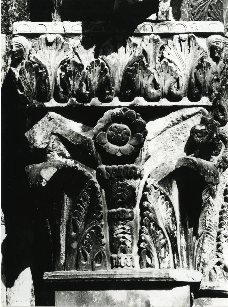 Anonimo , Capitello sinistro del portale principale del Duomo di Carrara