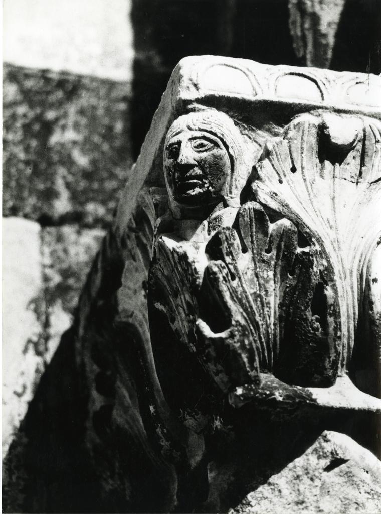 Anonimo , Capitello sinistro del portale principale del Duomo di Carrara, particolare