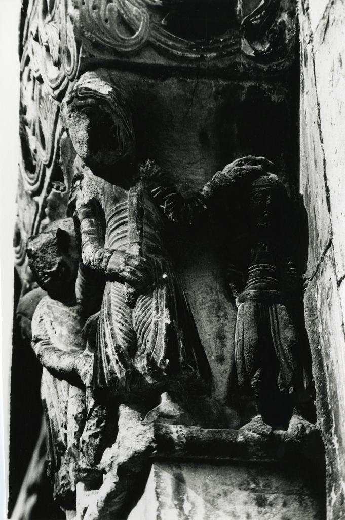 Gasperini M./ Colombo C. , Capitello alla destra del portale principale del Duomo di Carrara con episodi della vita di Abramo, particolare del Sacrificio di Isacco
