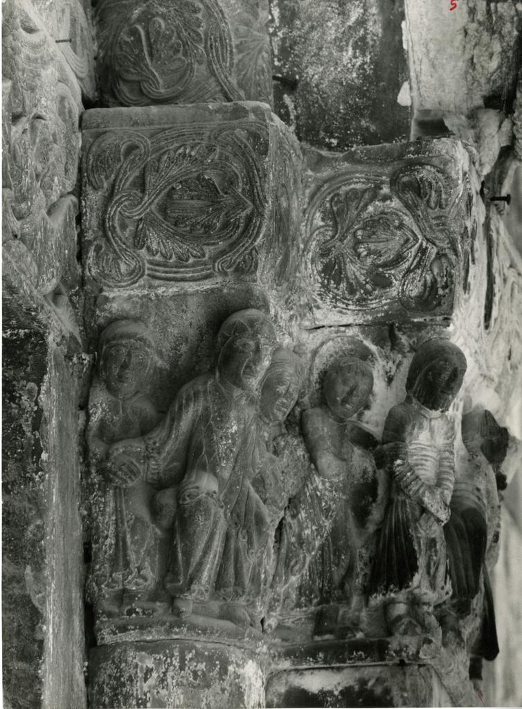 Anonimo , Capitello alla destra del portale principale del Duomo di Carrara con episodi della vita di Abramo
