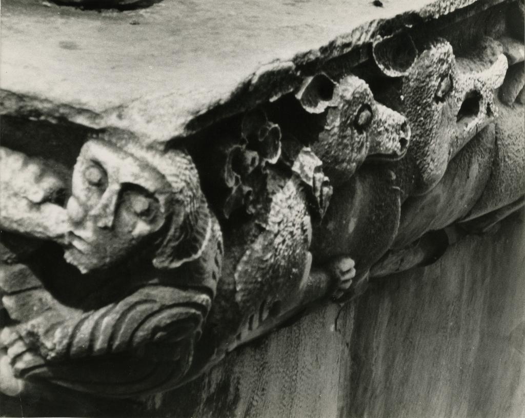 Anonimo , Bestiario con scena di caccia al cinghiale all'esterno del Duomo di Carrara