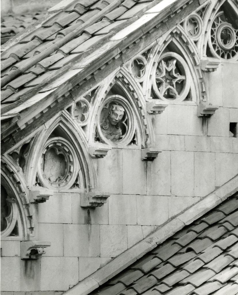 Anonimo , Retrofacciata - sopra il tetto della navata laterale sud (o piazza) - figura che si affaccia ad un arco