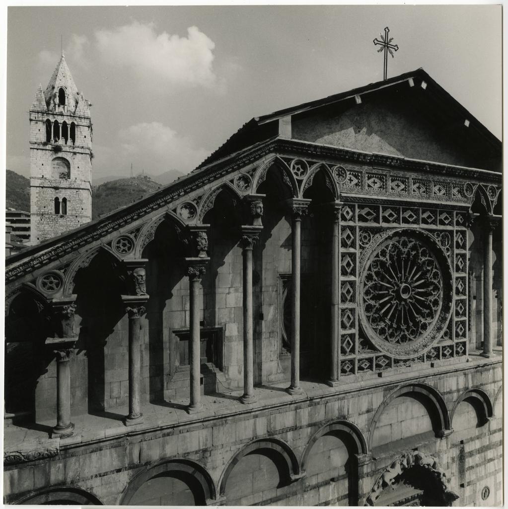 Colombo C./ Gasperini M. , Veduta generale della loggia di facciata del Duomo di Carrara