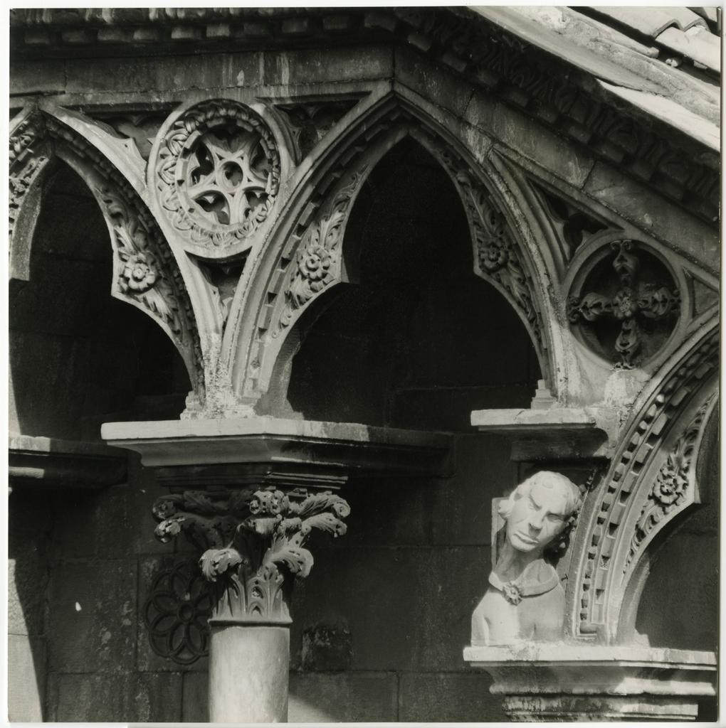 Gasperini M./ Colombo C. , Parte superiore della loggia di facciata del Duomo di Carrara, particolare