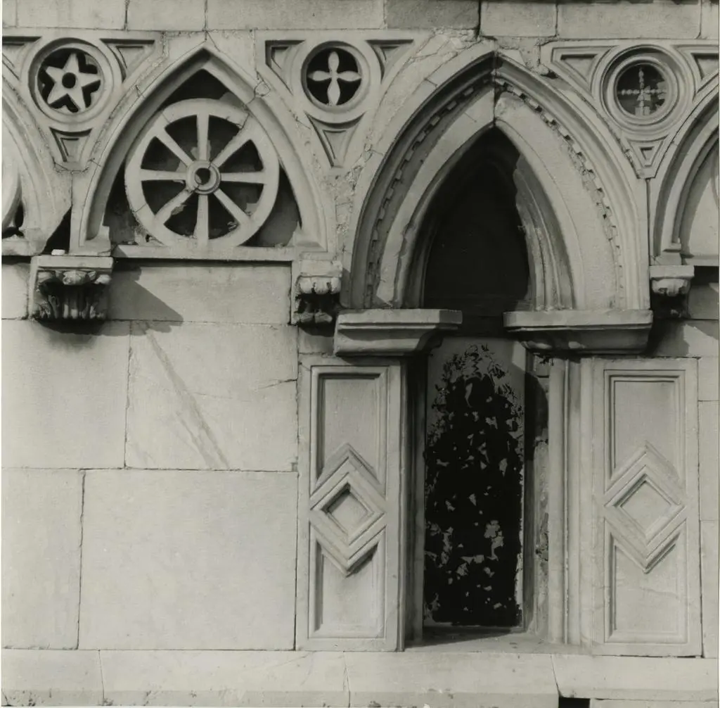 Colombo C./ Gasperini M. , Monofora del Duomo di Carrara, particolare
