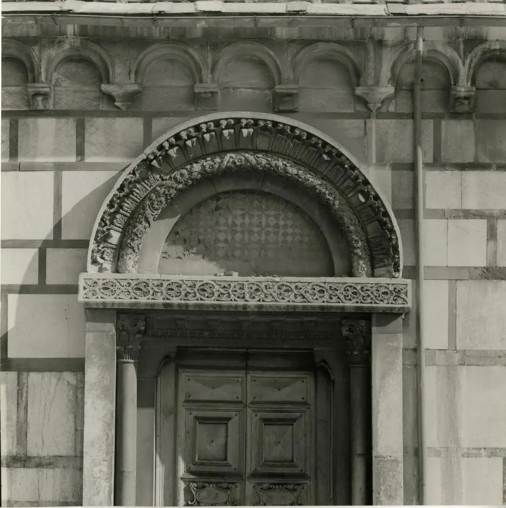 Anonimo , Parte superiore della porta di S. Giovanni del Duomo di Carrara