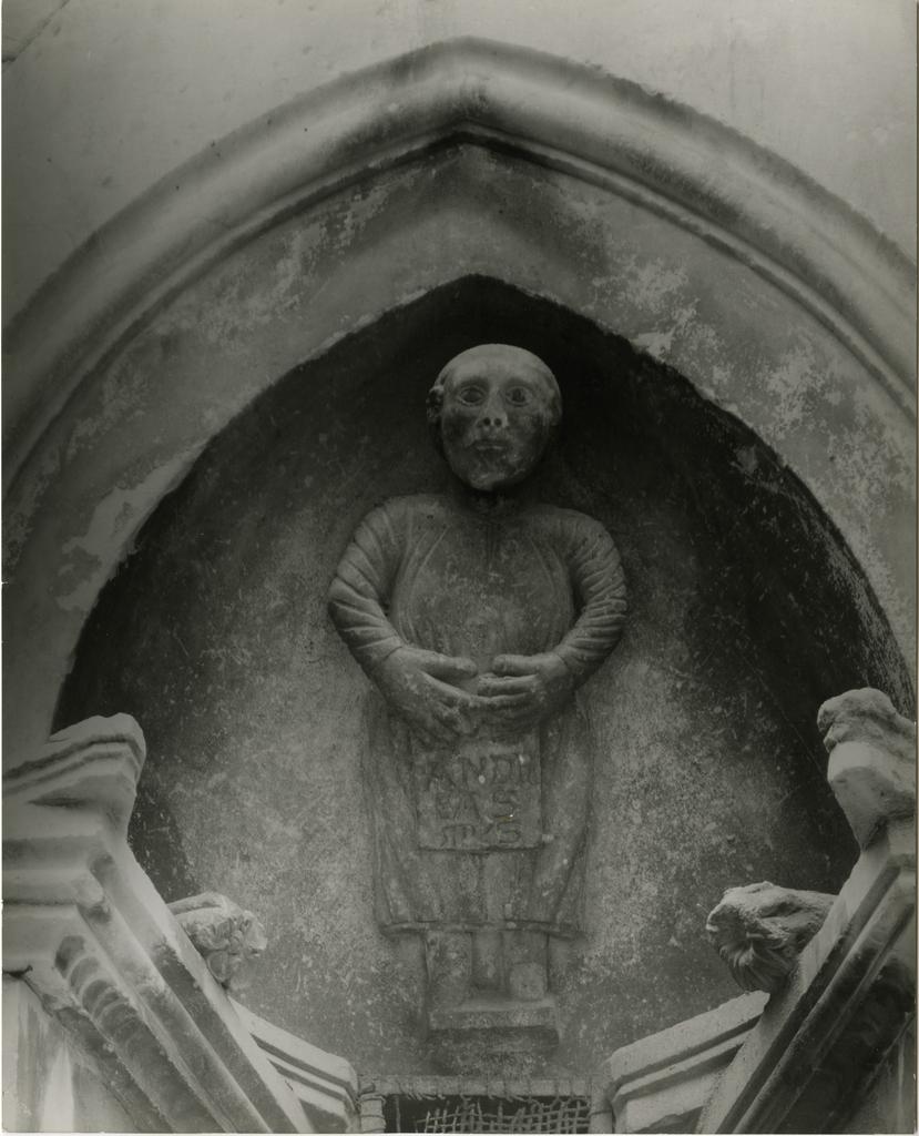 Gasperini M./ Colombo C. , La figuretta con la scritta Andreas, nella monofora centrale dell'abside